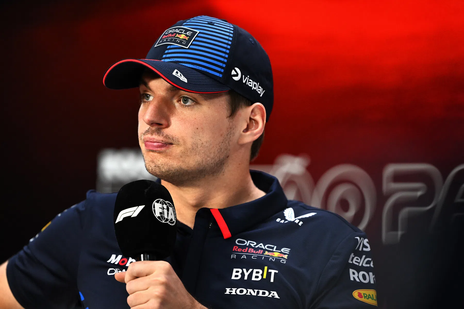 Max Verstappen defende Sergio Perez por seus erros