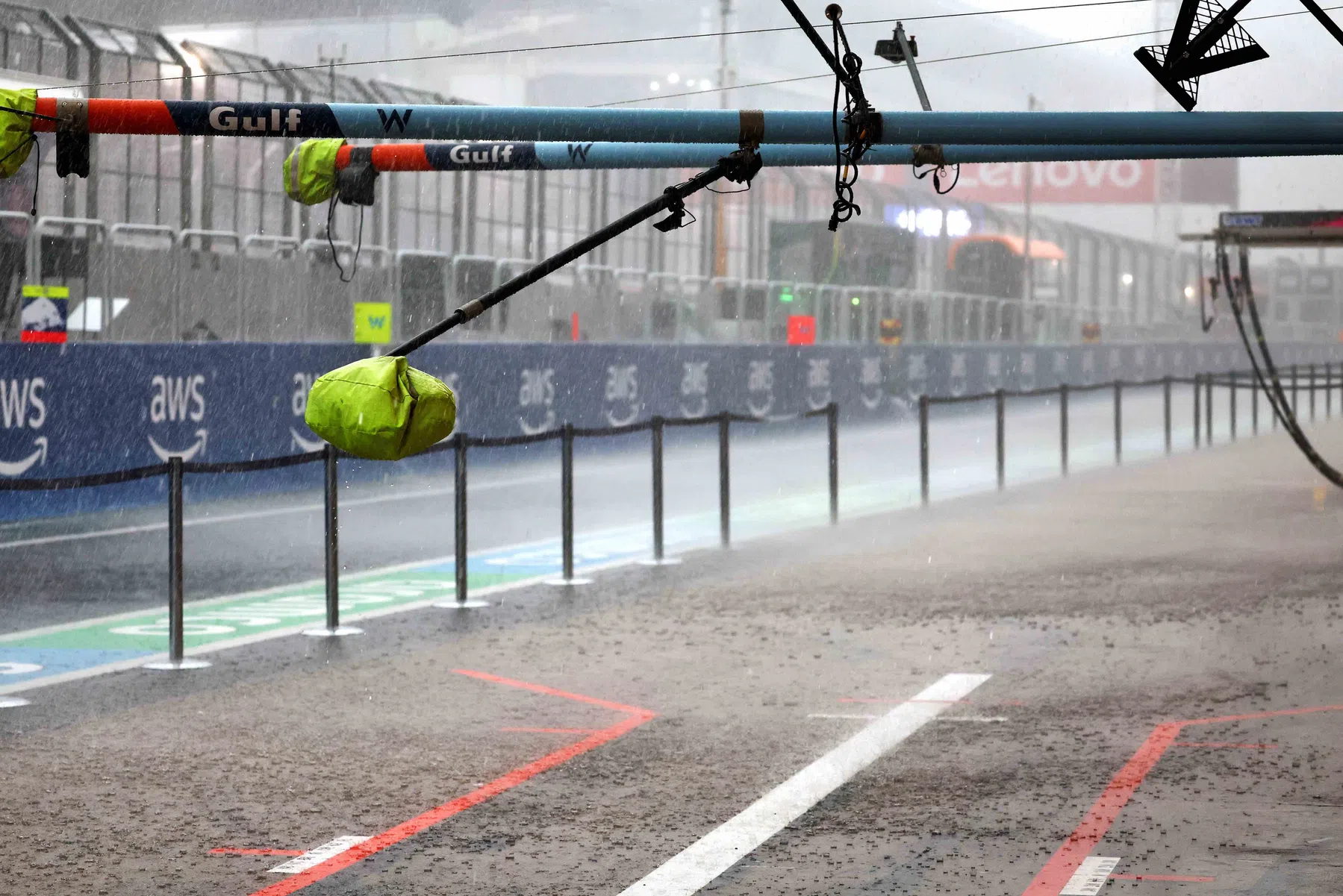 Regen op Formule 1-circuit Interlagos in Brazilië