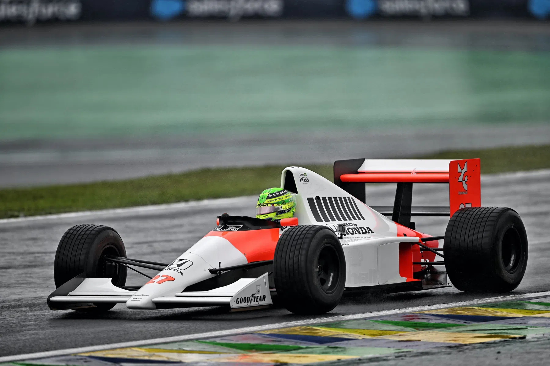 Lewis Hamilton rijdt in F1 auto Ayrton Senna in Brazilië