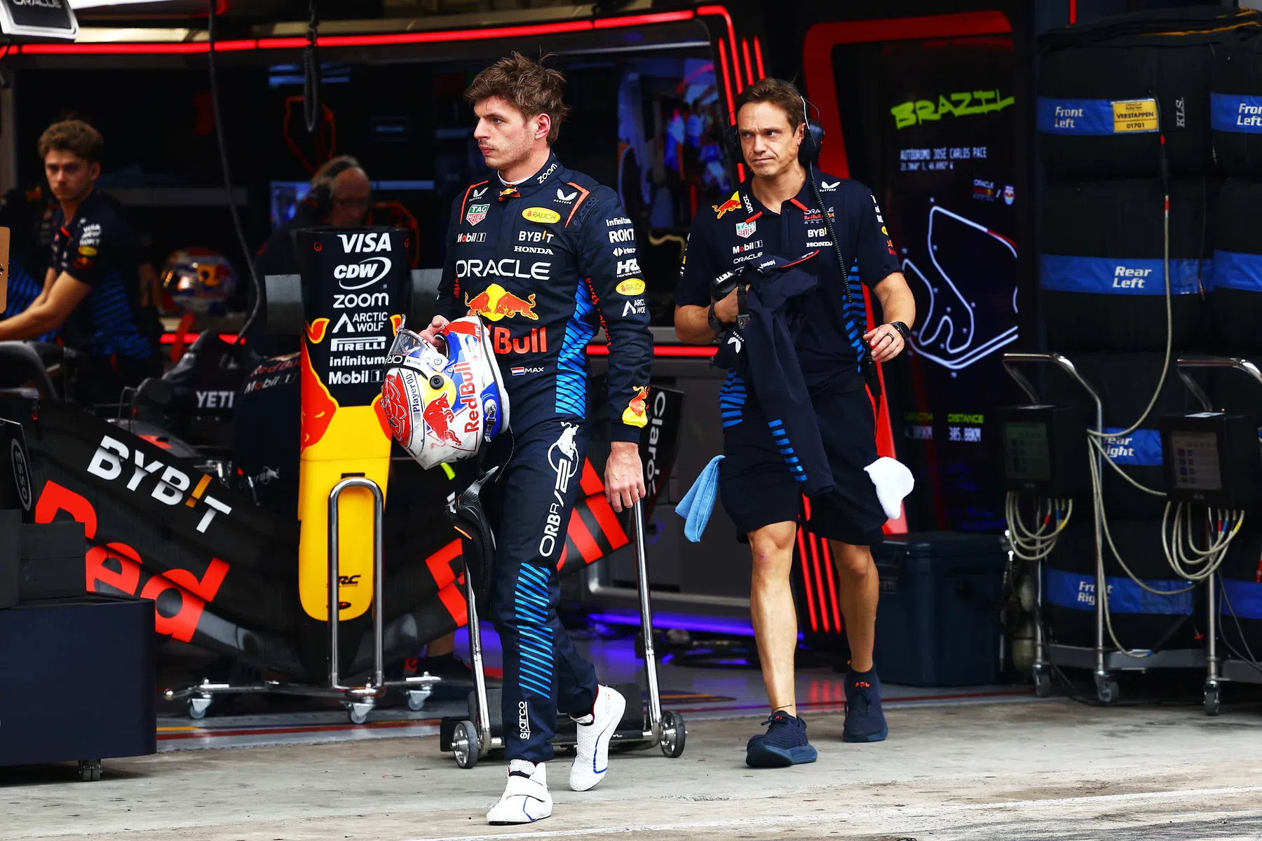 Verstappen, furieux, dirige sa frustration vers les officiels de la course.