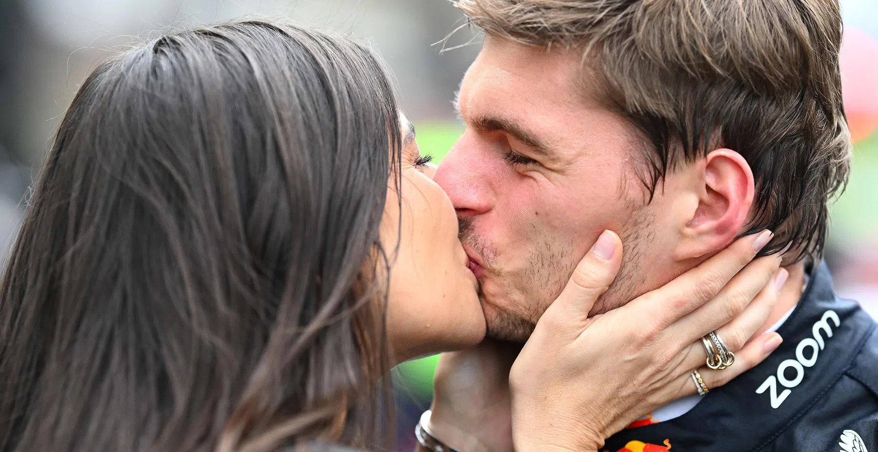 Max Verstappen en Kelly Piquet genieten na van F1-zege en jubileum