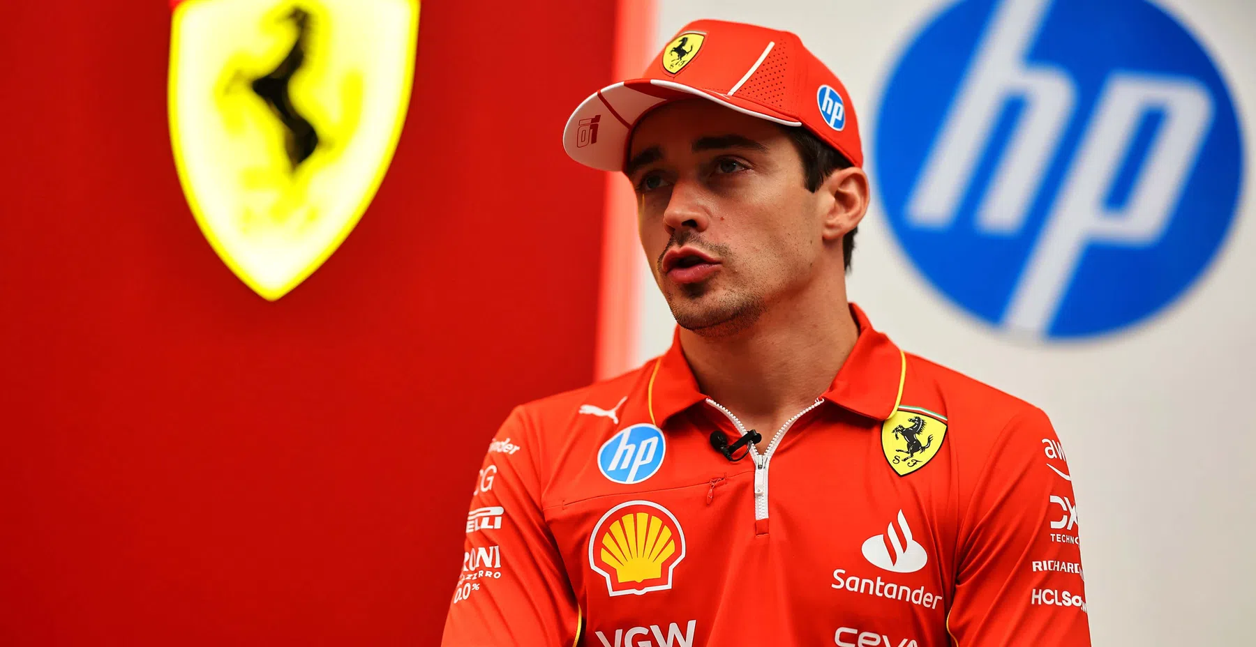 Charles Leclerc gaat uitdaging tegen Lewis Hamilton bij Ferrari aan