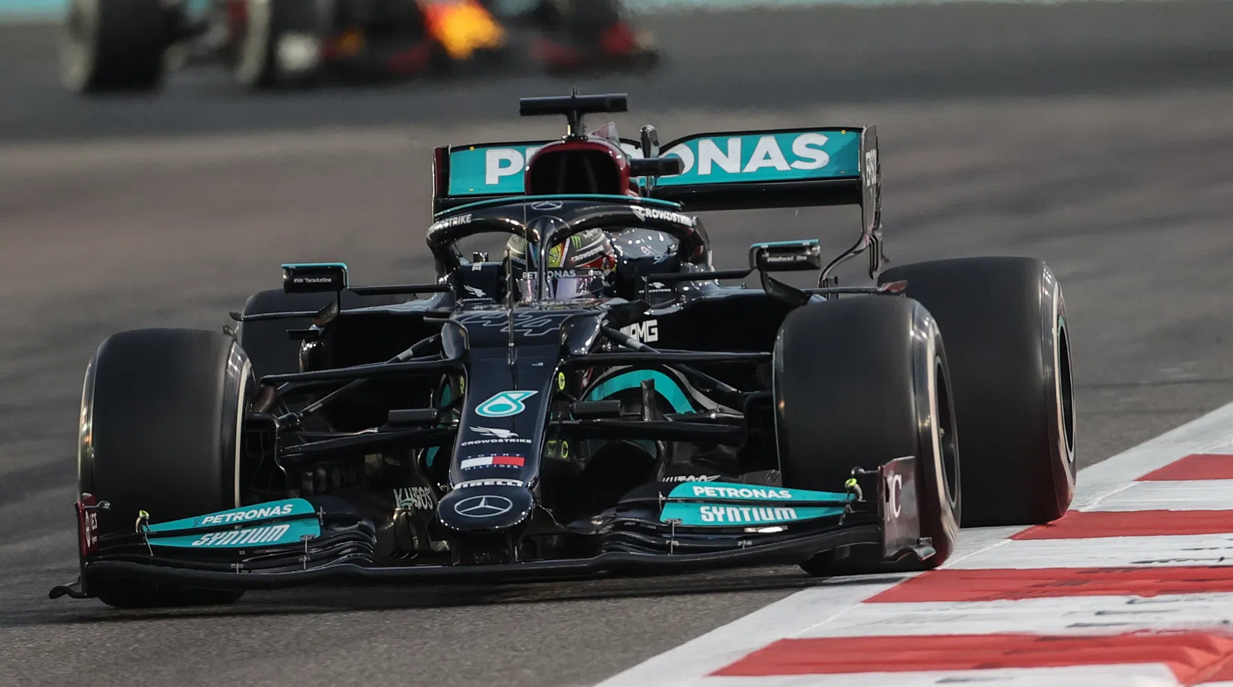 Waarom Wolff de Mercedes W12 in de fabriek laat staan