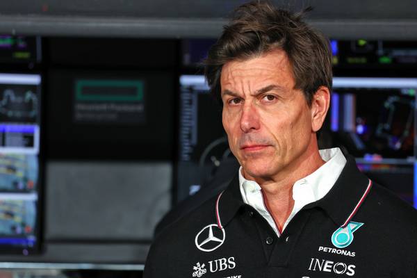 Wolff, autocrítico, é o campeão da pista de terra da Mercedes em Las Vegas