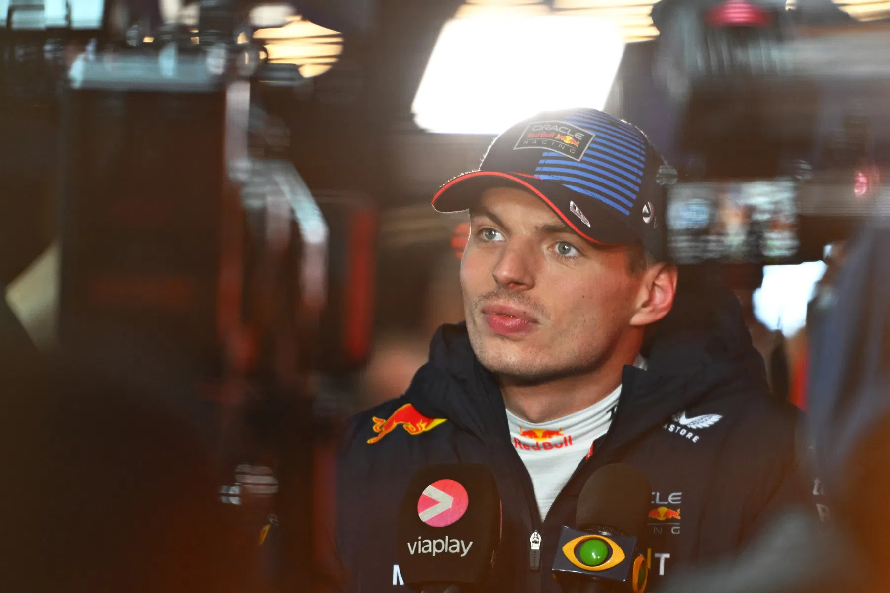 max verstappen defiende a sergio perez en las vegas