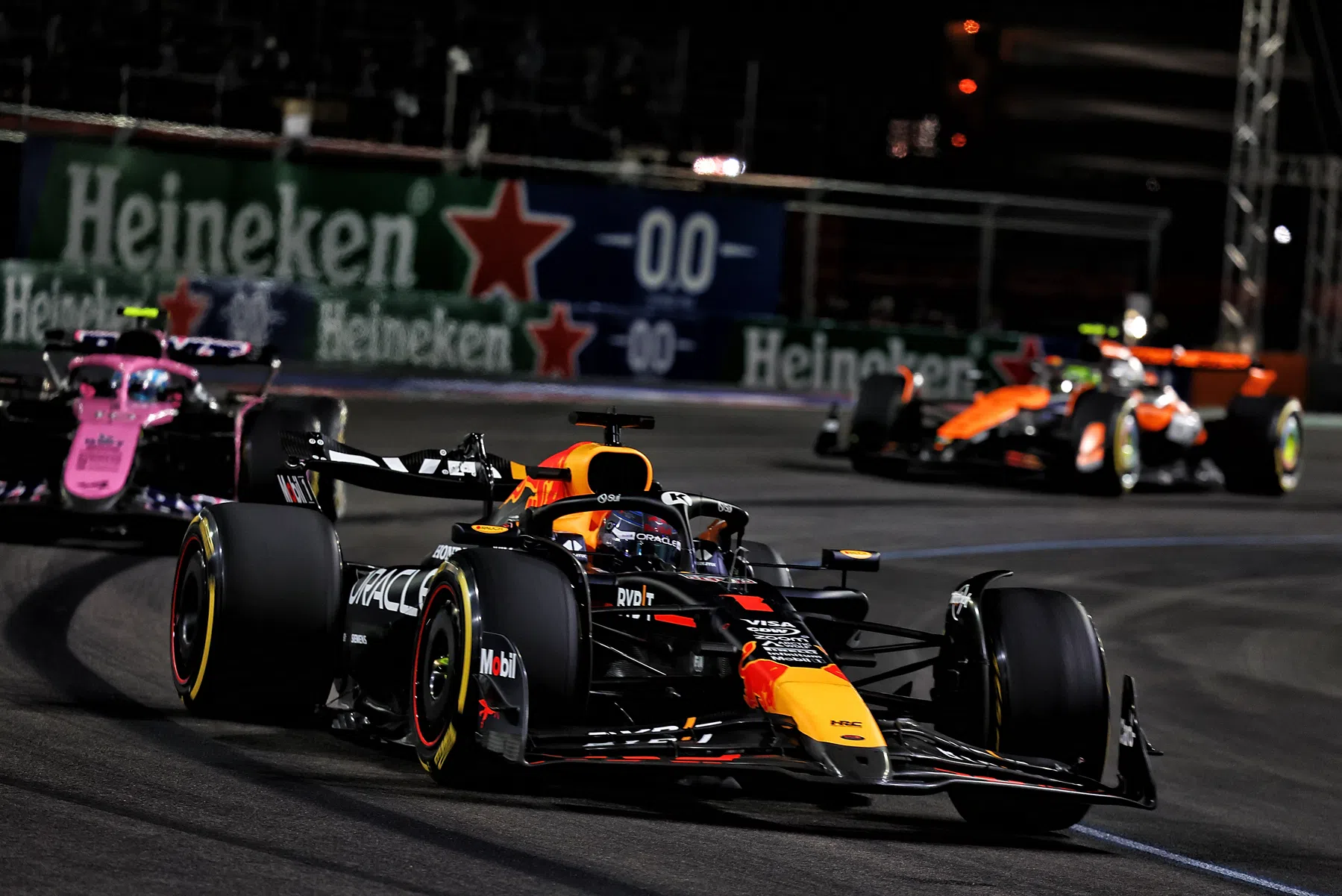 Russell remporte le Grand Prix de Las Vegas avec Max Verstappen, champion de F1