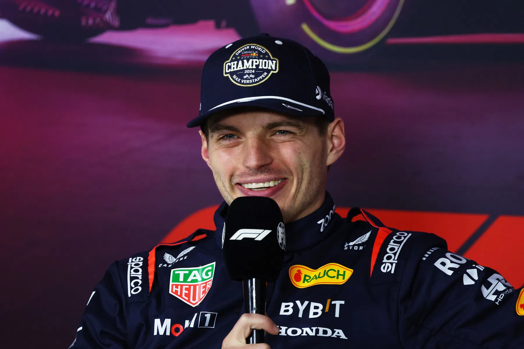 Max Verstappen geniet van zijn vierde wereldtitel met een biertje