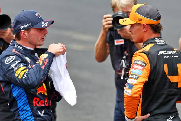 Lando Norris gratuliert Max Verstappen TV-Interviews