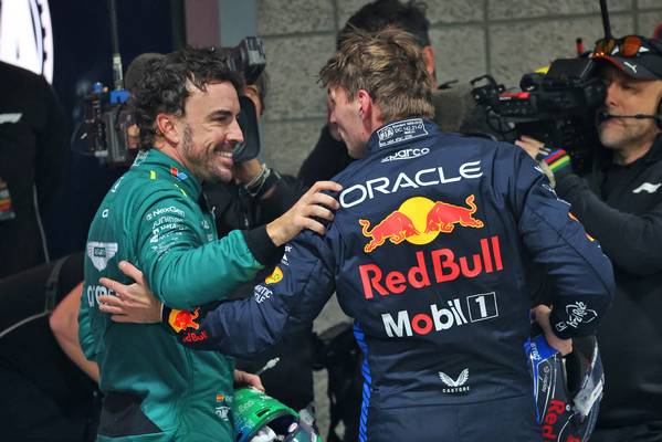 Fernando Alonso si congratula con Max Verstappen per il quarto titolo