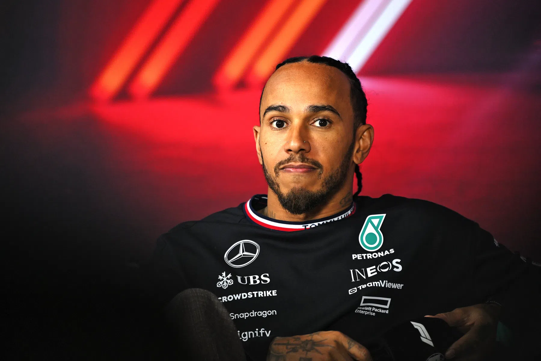 hamilton verwacht dat verstappen niet te verslaan is in 2025