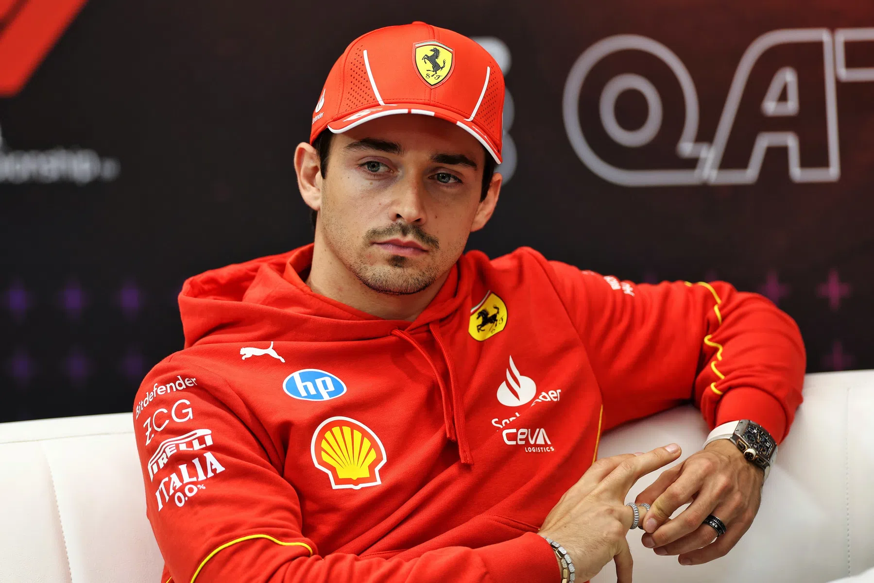 Charles Leclerc en fila con su compañero de equipo Carlos Sainz en Ferrari