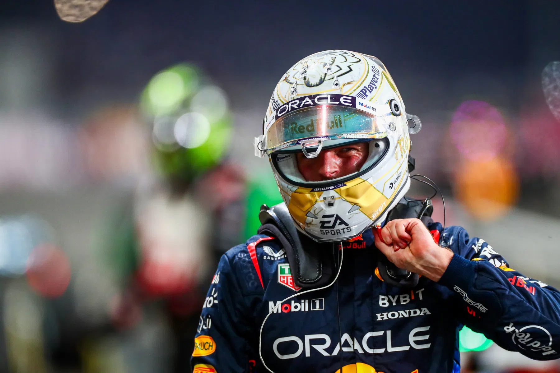 Por que Verstappen recebeu uma penalidade dos comissários de bordo no Catar