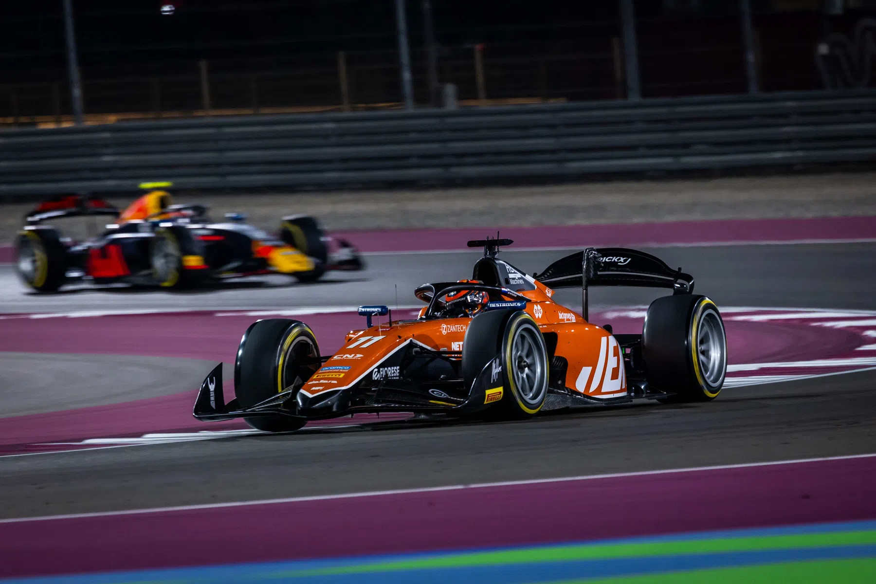 Richard Verschoor op het podium bij sprintrace in Qatar