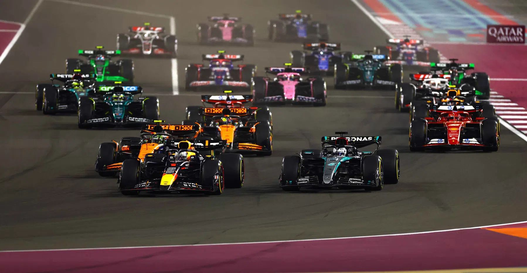 Lewis Hamilton en Carlos Sainz rijden over spiegel in GP Qatar