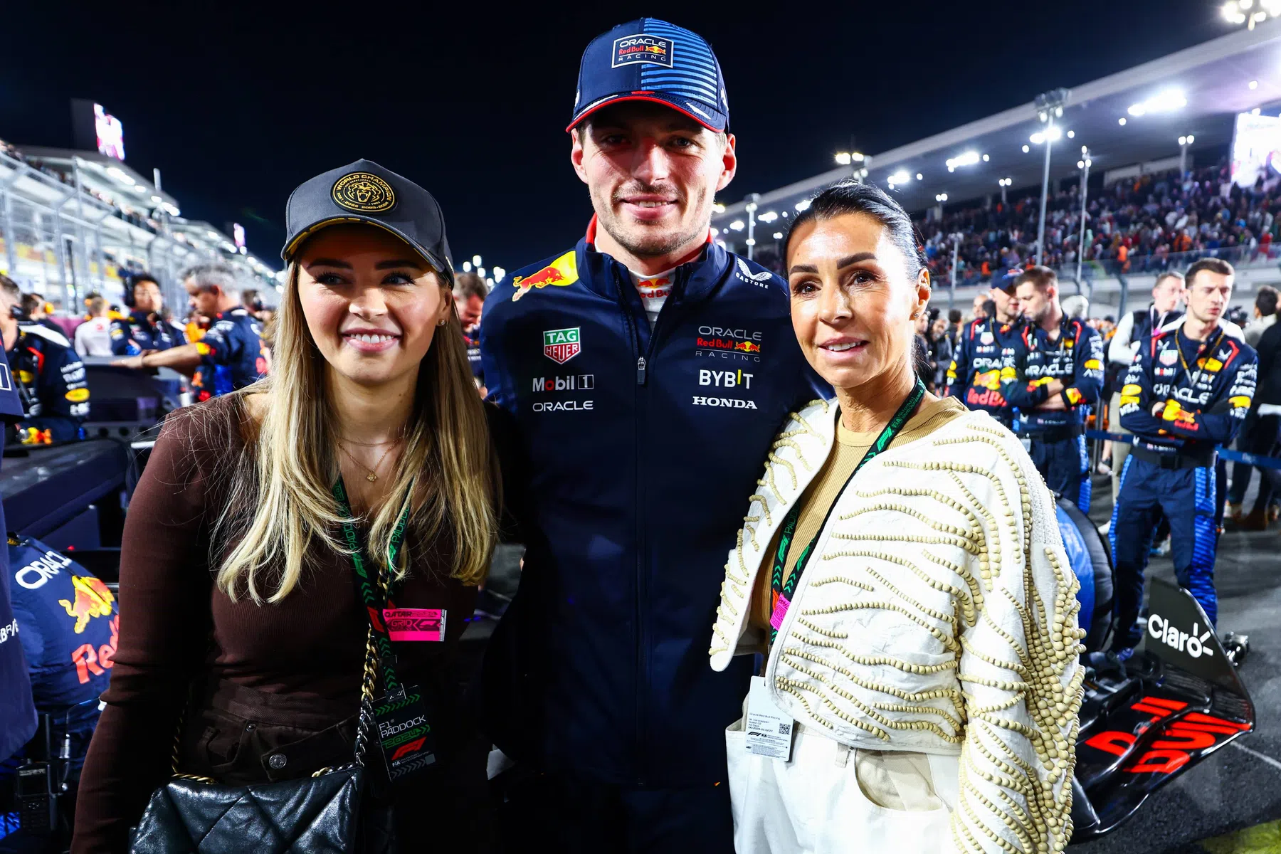 Max Verstappen festeggia la vittoria in Qatar con la madre Sophie e la sorella Victoria