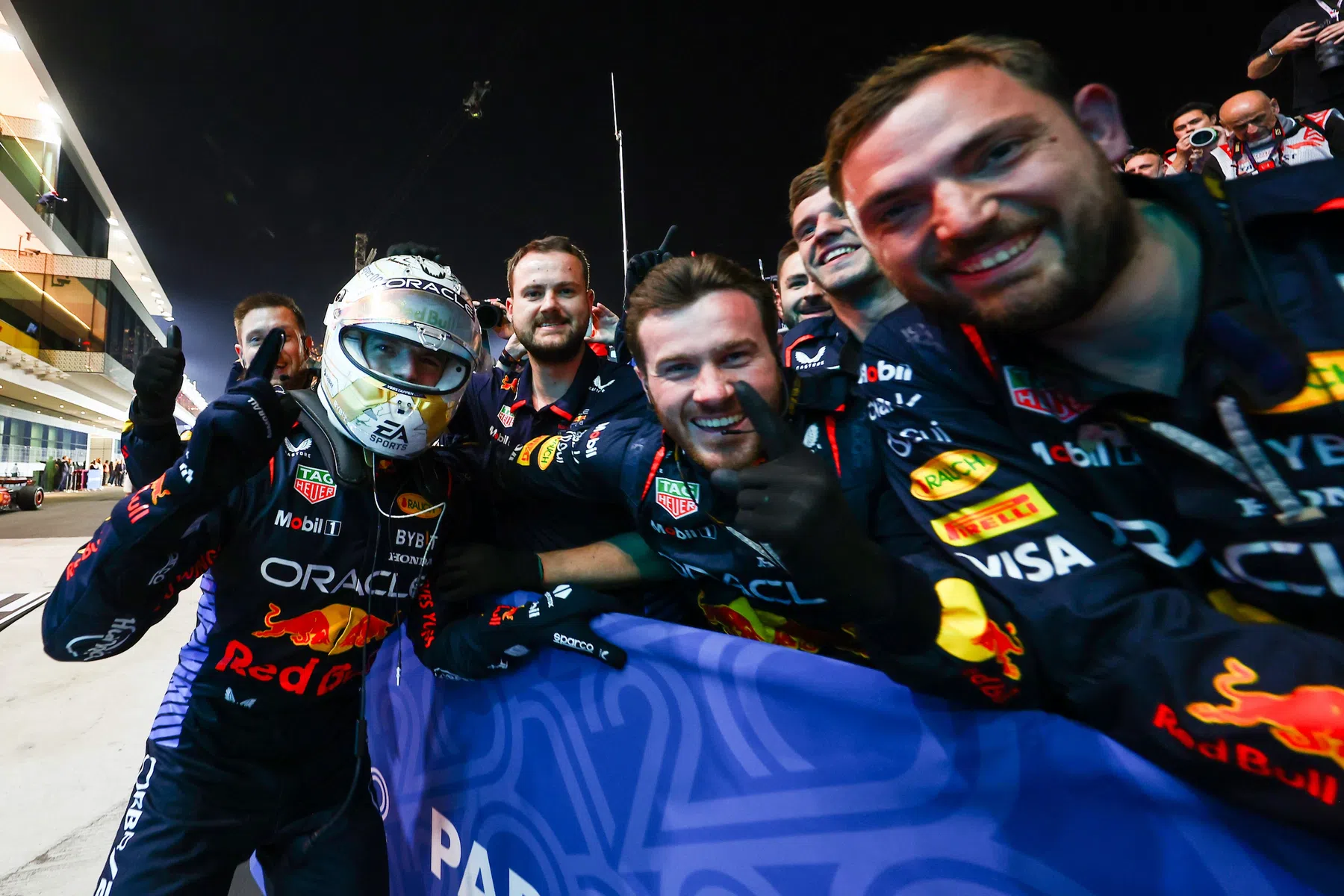 James Hinchcliffe genoot van Formule 1 coureur Max Verstappen in Qatar