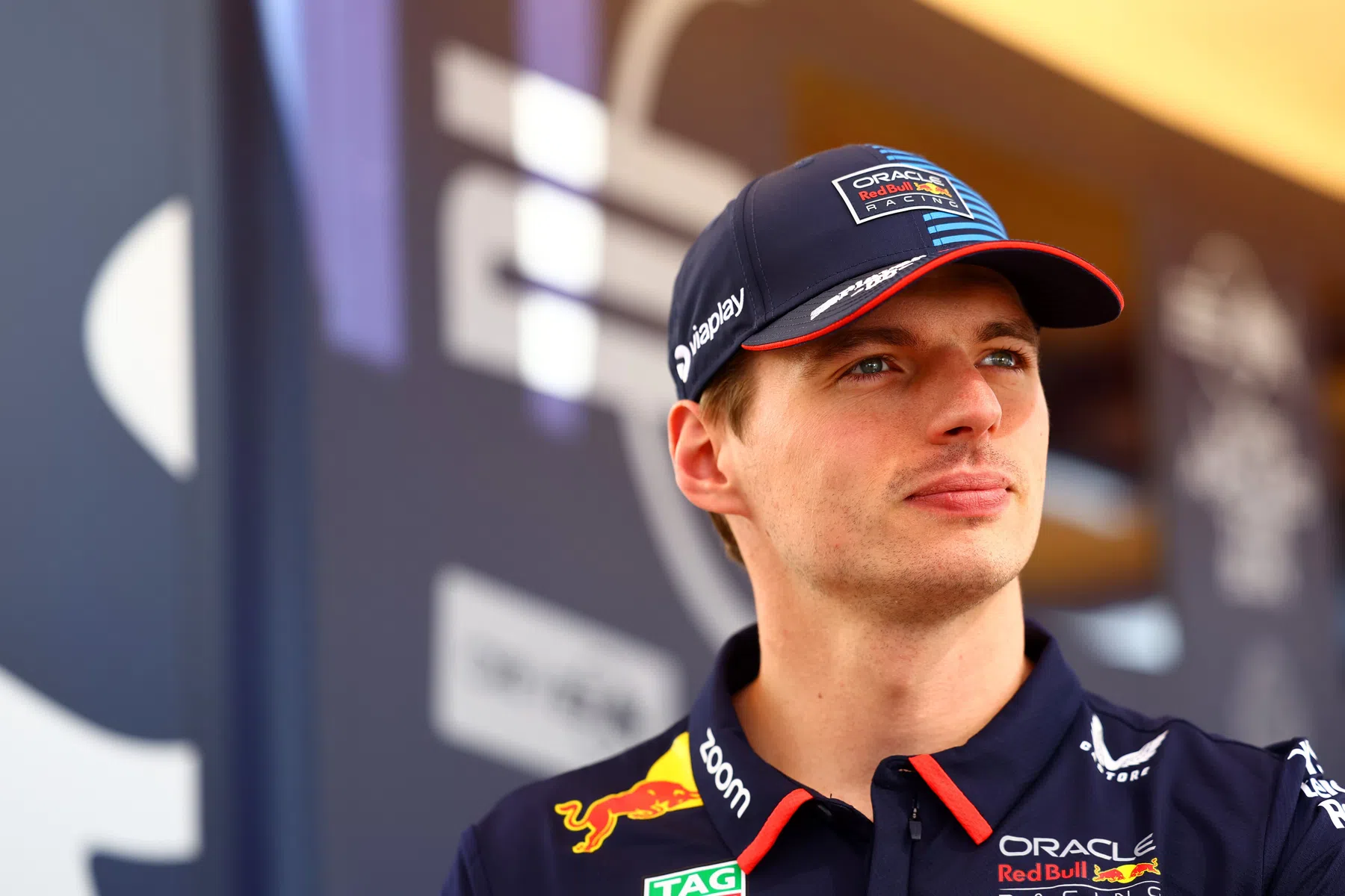 Pénélope fait un câlin à Max Verstappen à Abu Dhabi