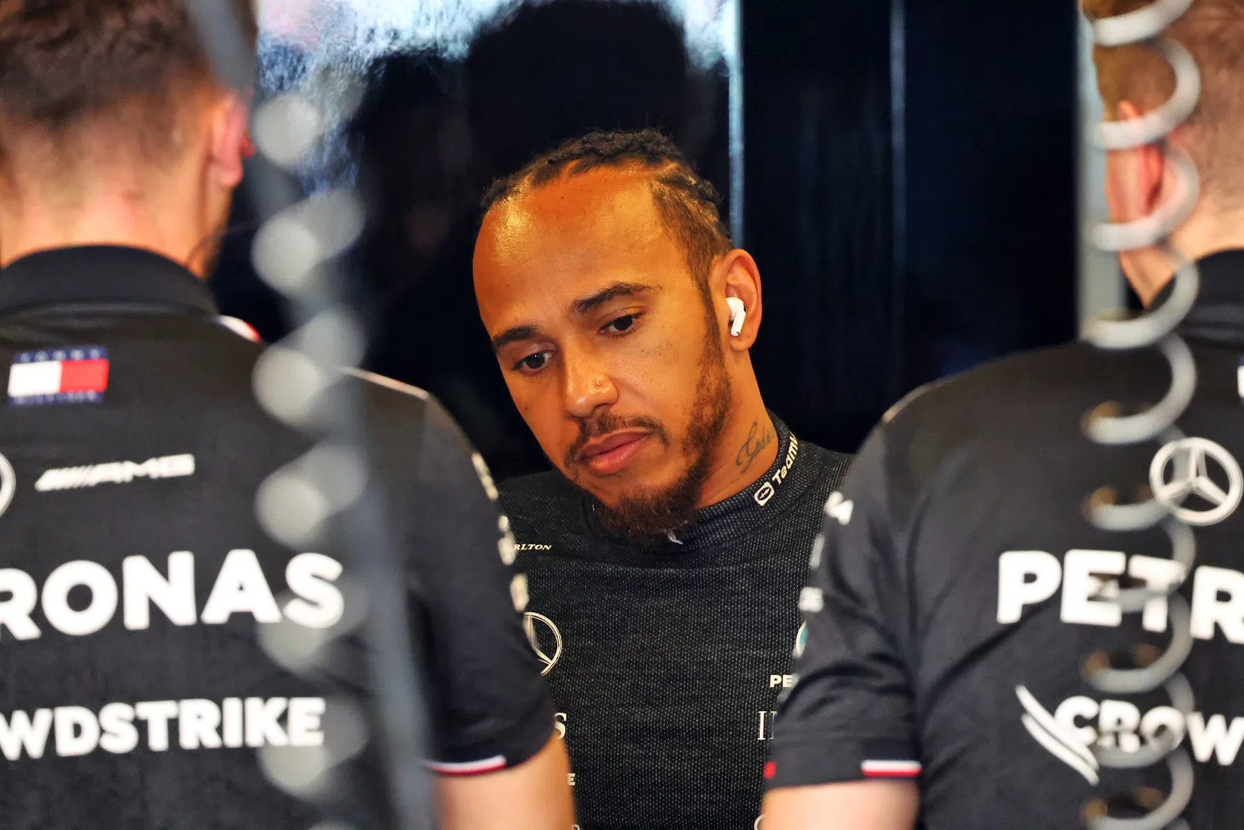 lewis hamilton si emoziona prima del suo ultimo gran premio di f1 con la mercedes