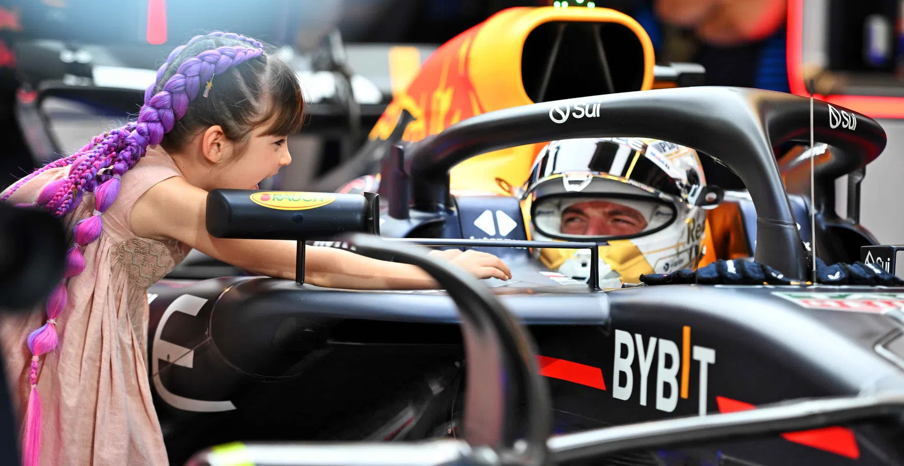 Kelly Piquet compartilha fotos com Max Verstappen e sua filha Penelope