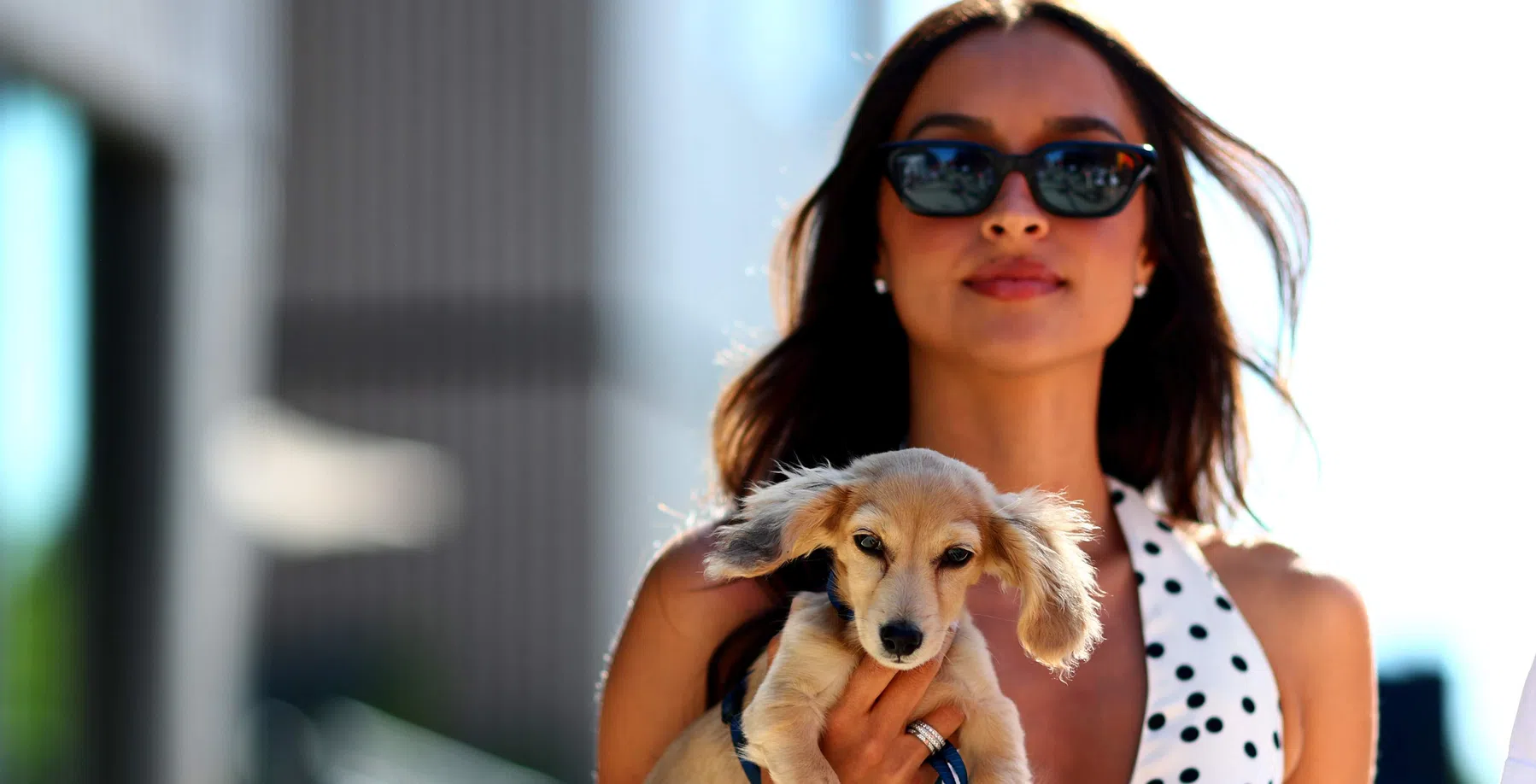 Vriendin Charles Leclerc moet achter hondje Leo aan rennen