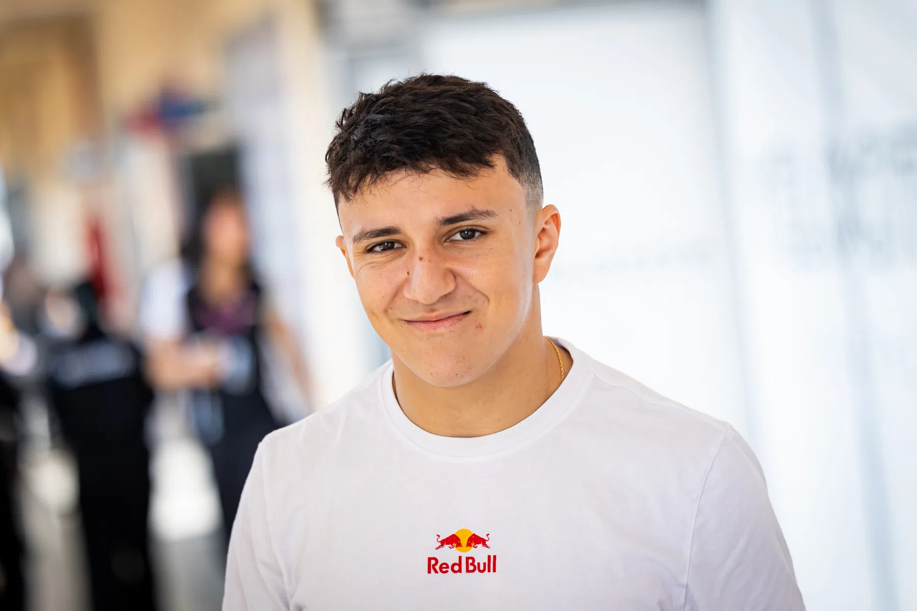 isack hadjar reagiert auf seine unterschrift bei den racing bulls für die f1-saison 2025