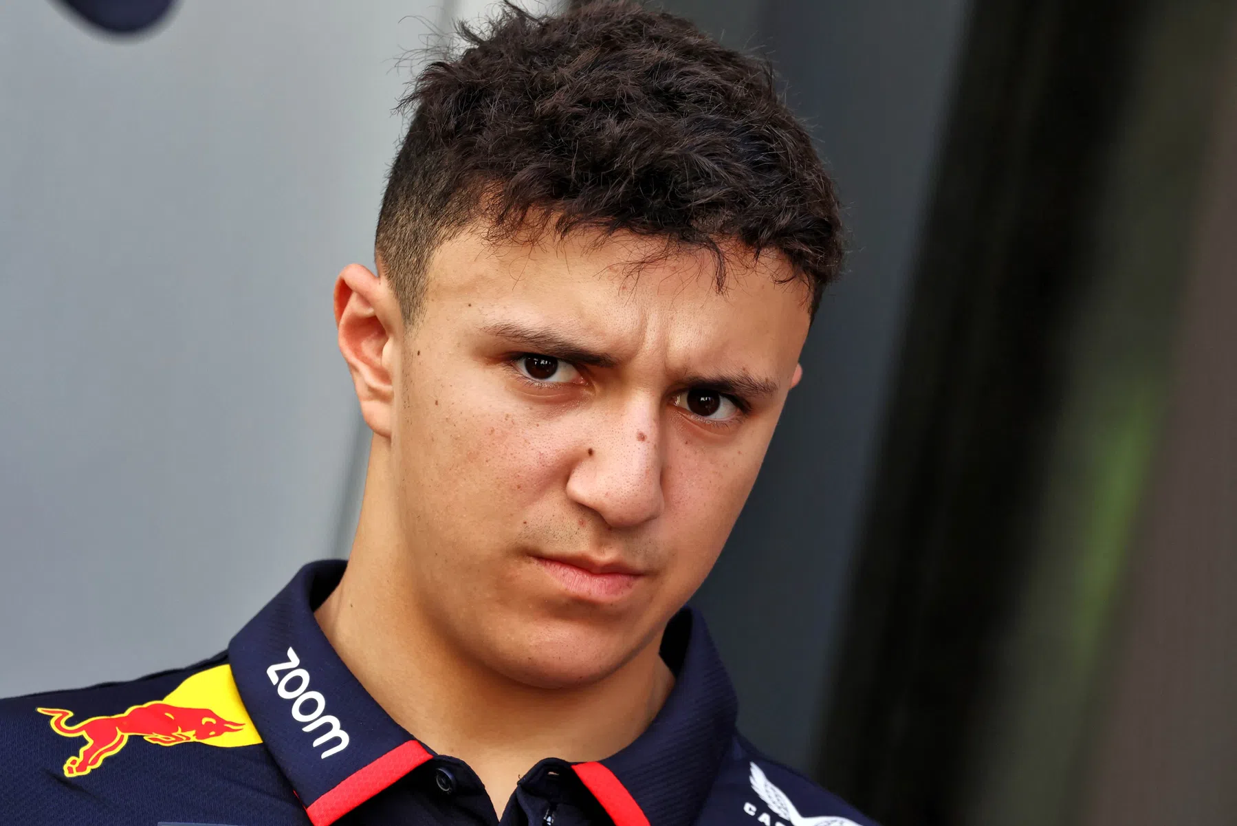 Isack Hadjar no elige a Max Verstappen sino a Lewis Hamilton como favorito