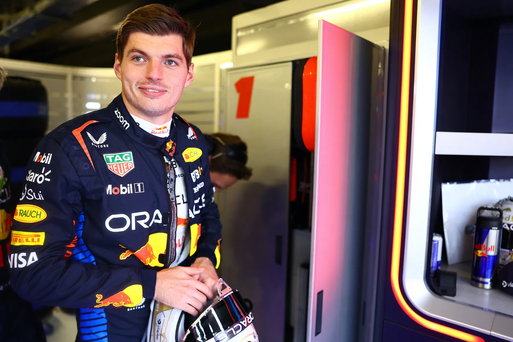 F1 coureur Max Verstappen opent kerstcadeautjes van Red Bull Racing