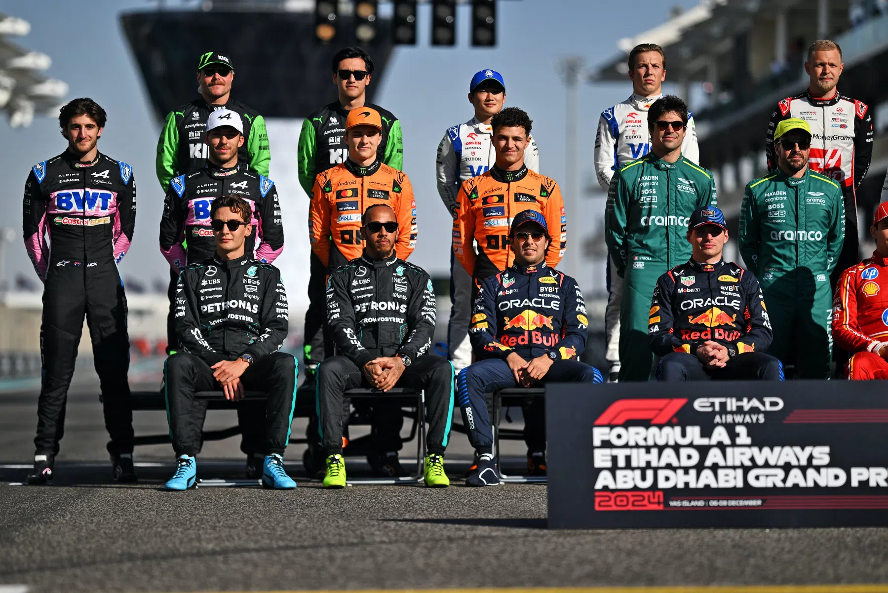 Los pilotos de Fórmula 1 Max Verstappen y George Russell celebran la Navidad