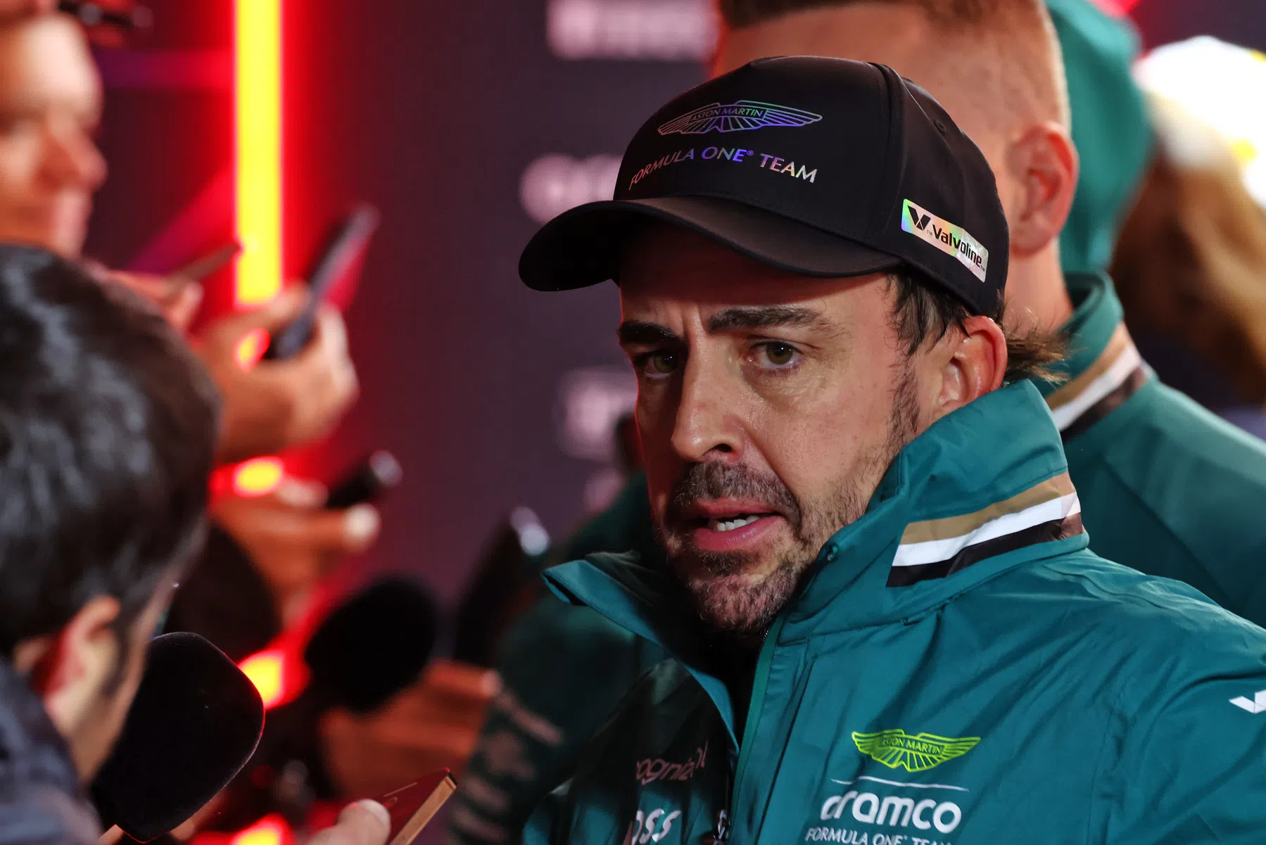 Fernando Alonso mostra il collo in vista della stagione di Formula 1