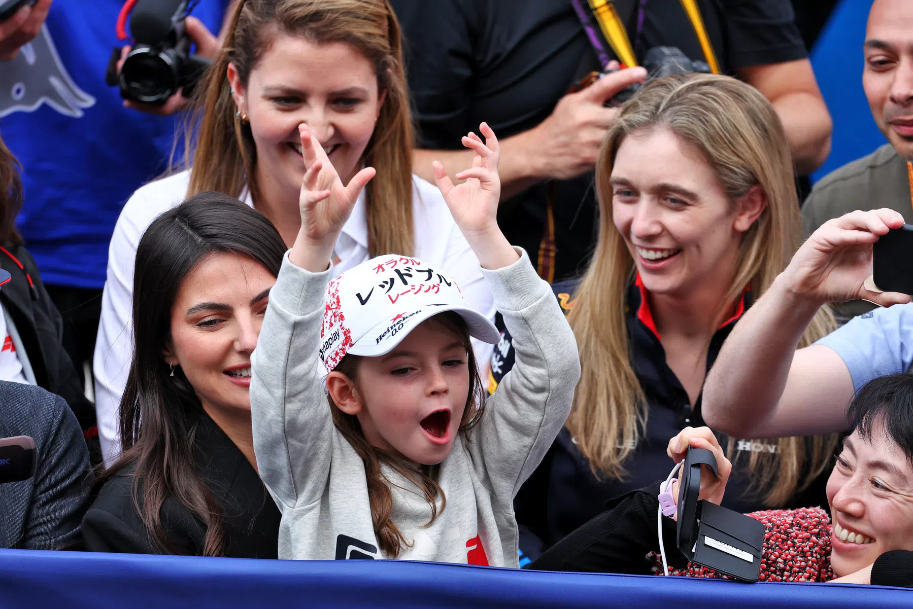 Filha de Kelly Piquet rouba a cena na transmissão de Verstappen