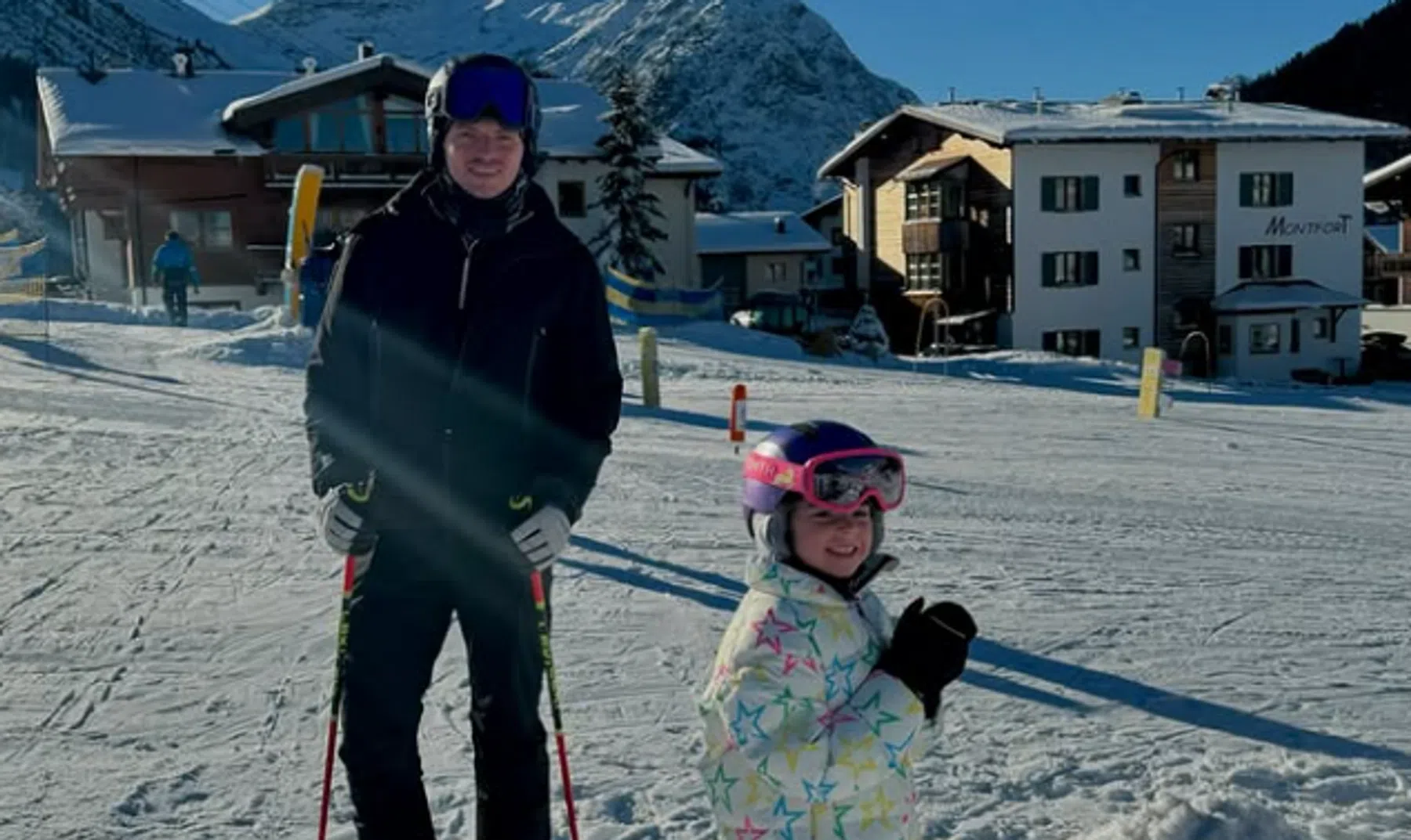 Verstappen and daughter of Kelly Piquet on skis together