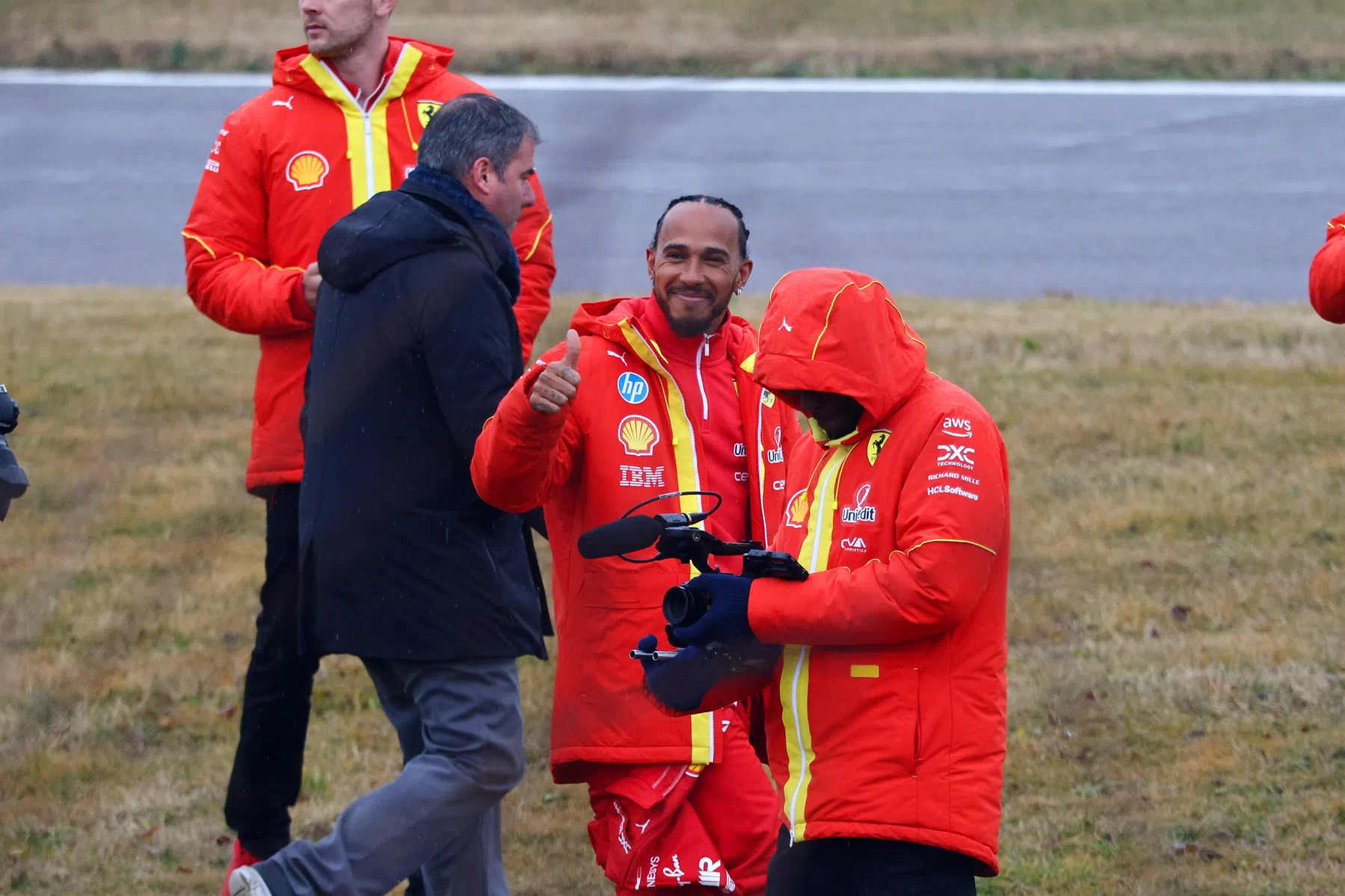 Lewis Hamilton reage à sua estreia na Ferrari