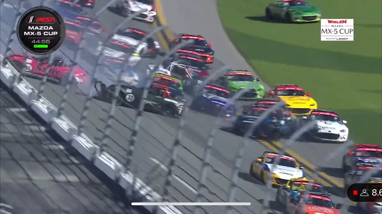 Megacrash op Daytona tijdens Mazda MX5 Cup