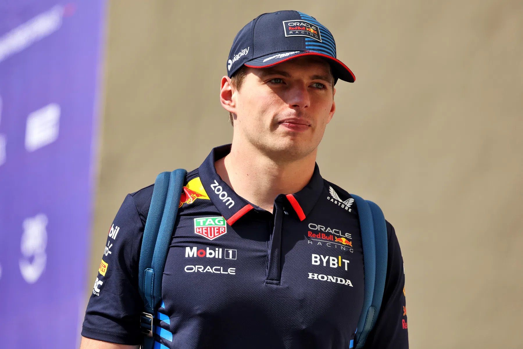 Max Verstappen F1 tenso durante corrida simulada Team Redline