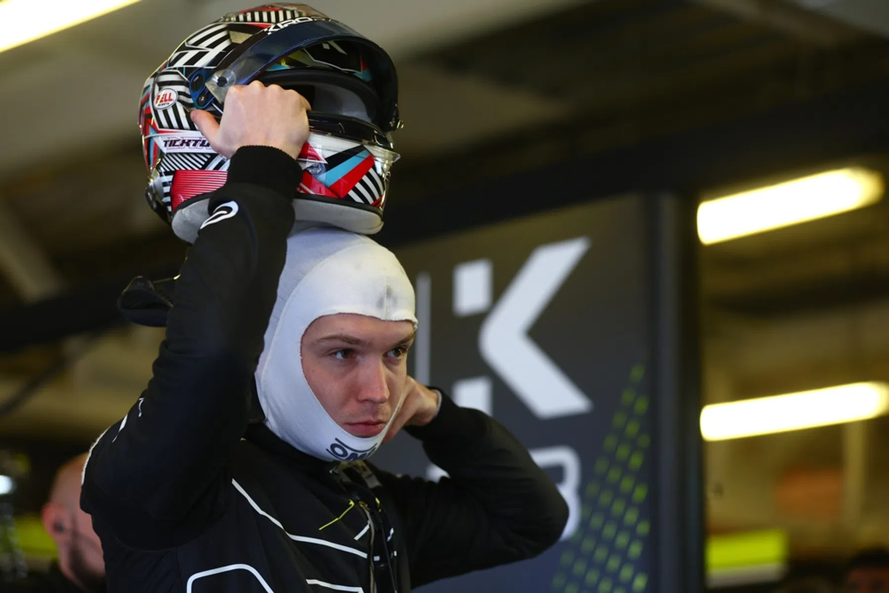 waarom verstappen wel en ticktum niet werd bestraft voor vloeken