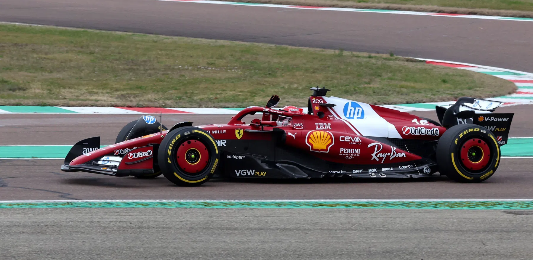 Tifosi enthousiast van shakedown Charles Leclerc in SF-25 in Fiorano