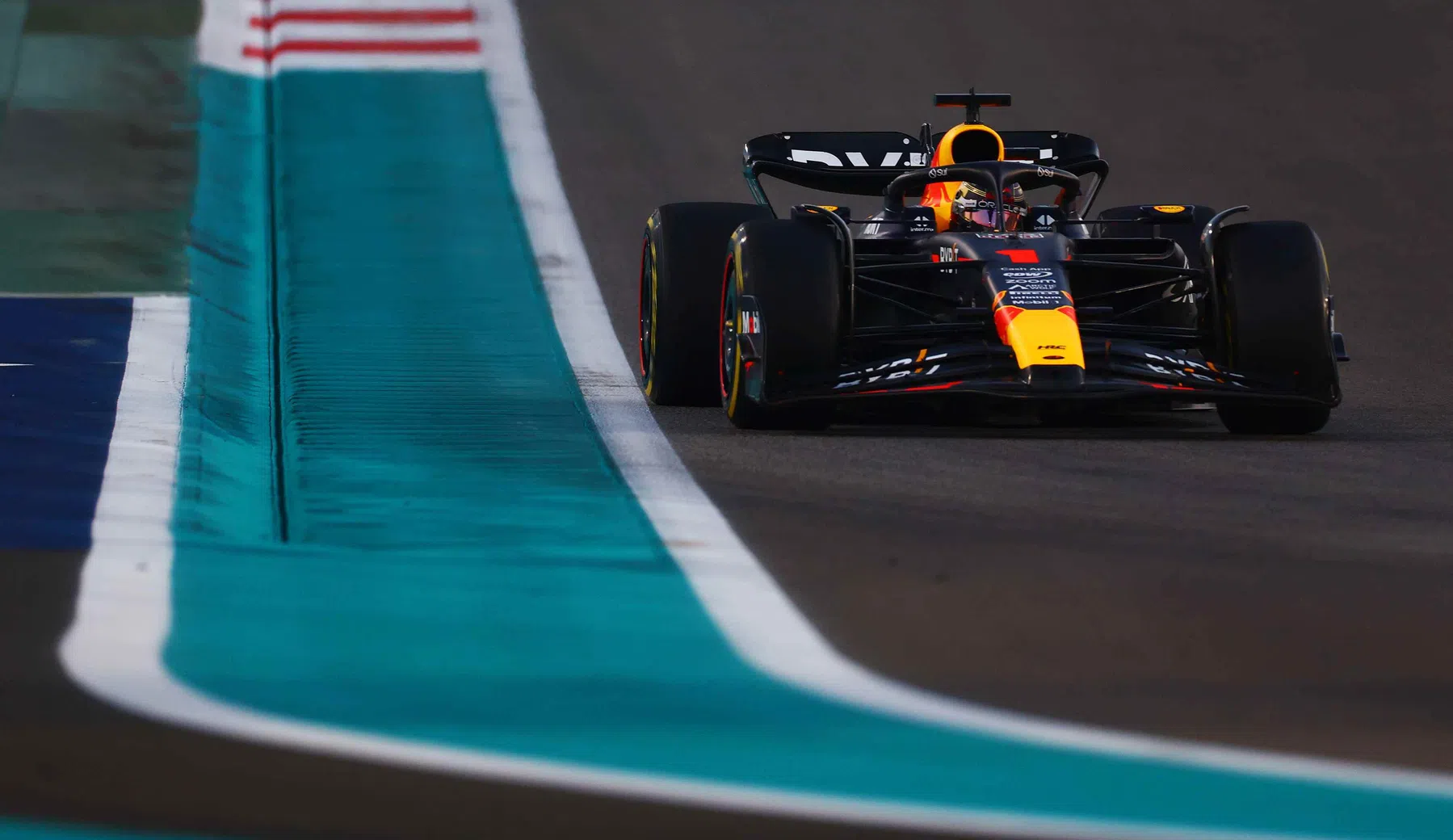 Max Verstappen guida la RB21 nello shakedown in Bahrain Red Bull Formula 1