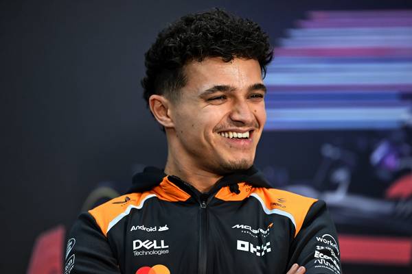 Lando Norris continua apostando na tatuagem de Zak Brown no carro da McLaren