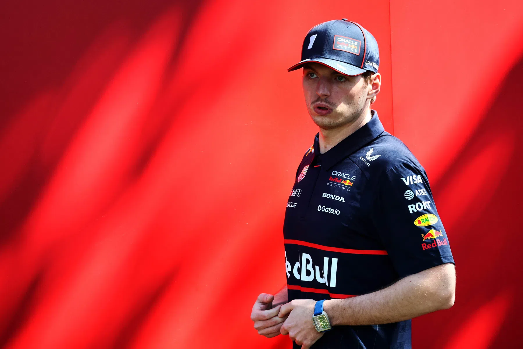 Max Verstappen padelt met Daniel Ricciardo voor GP Australië