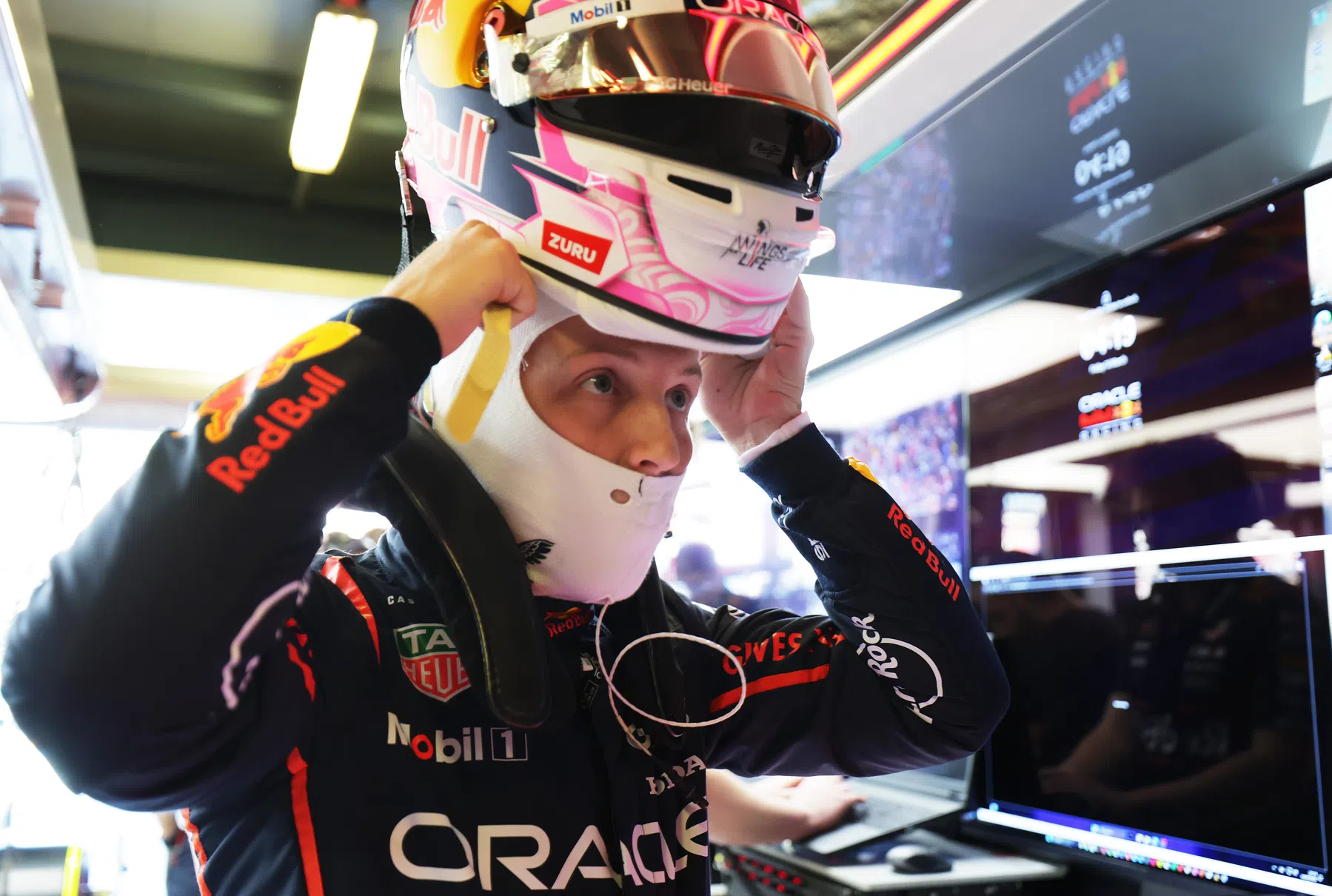 I problemi al motore tengono Liam Lawson nel garage della Red Bull