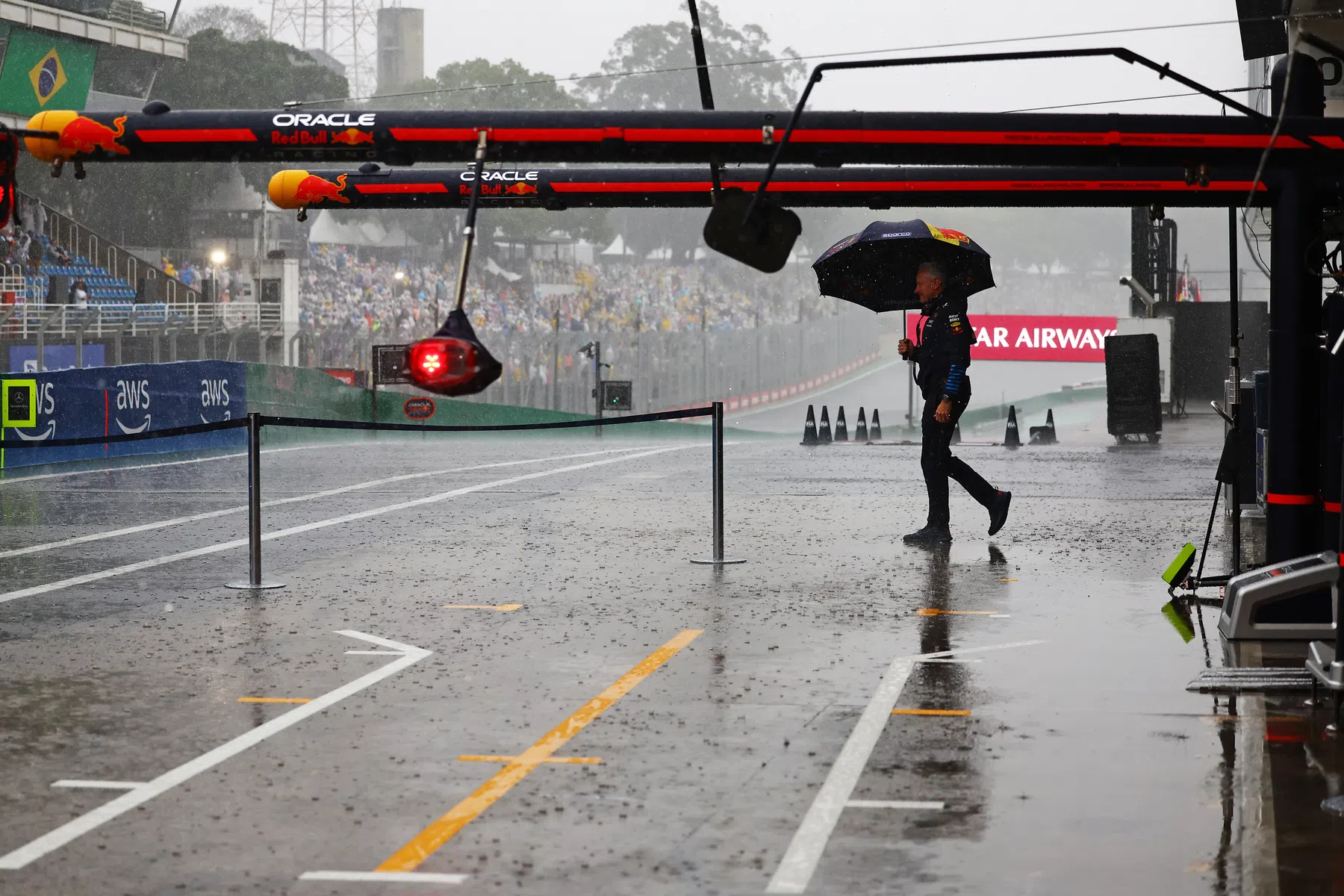 2025 Australian GP weather hot dry Saturday rainy Sunday