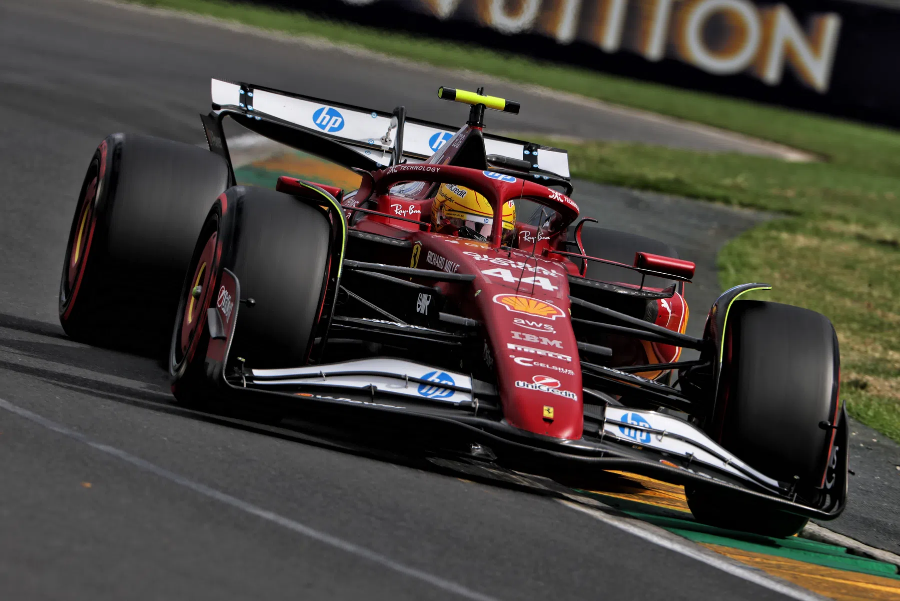 Hamilton luta contra a confiança na Ferrari durante a classificação na Austrália