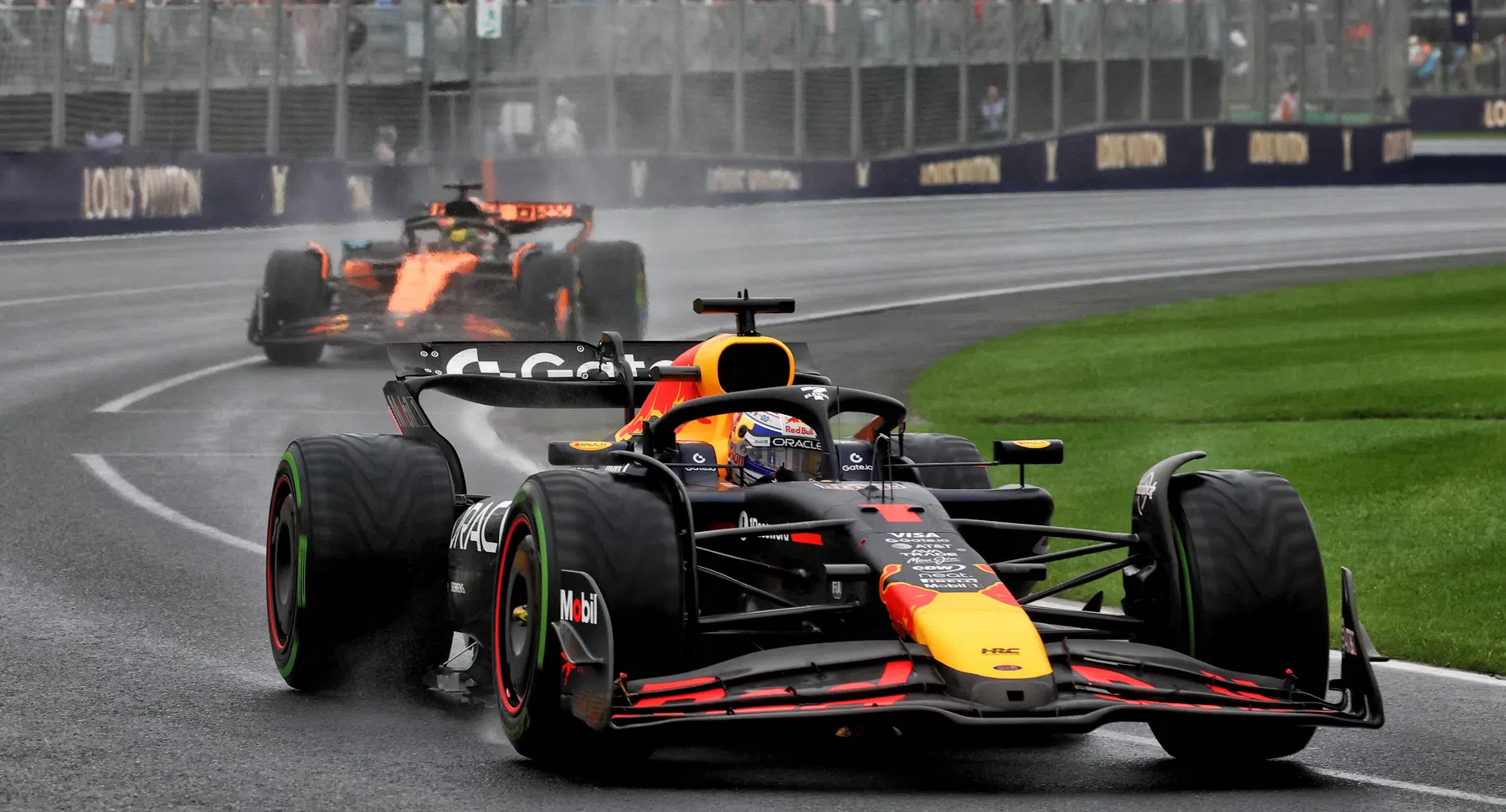 Verstappen maakt pijnlijke fout in gevecht met McLaren en mist veel tijd