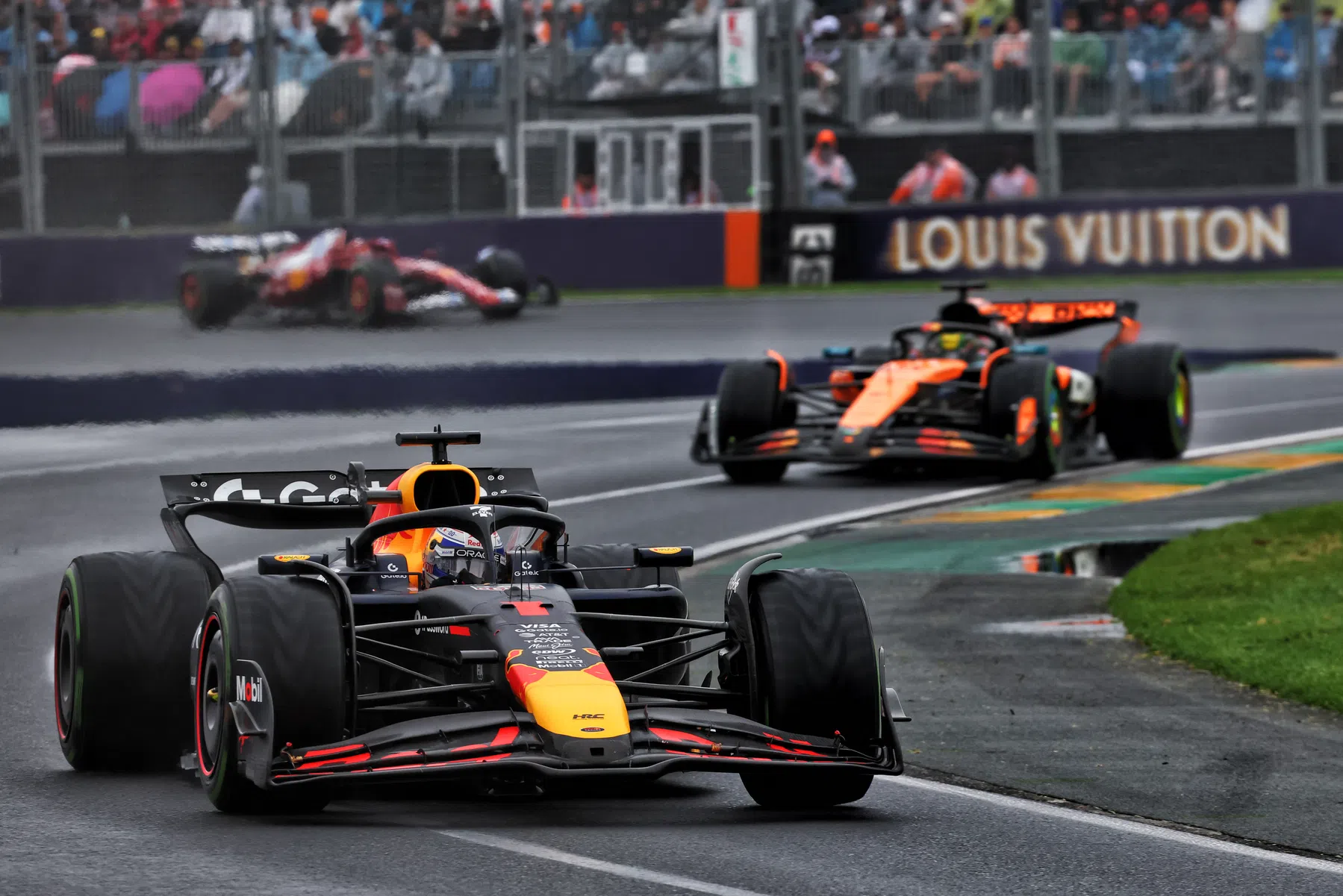 Drama bij McLaren door crashes, Verstappen leidt kort in Australië