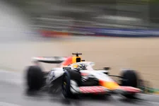 Thumbnail for article: Hadjar crasht al vóór start GP Australië en zorgt voor uitgestelde start