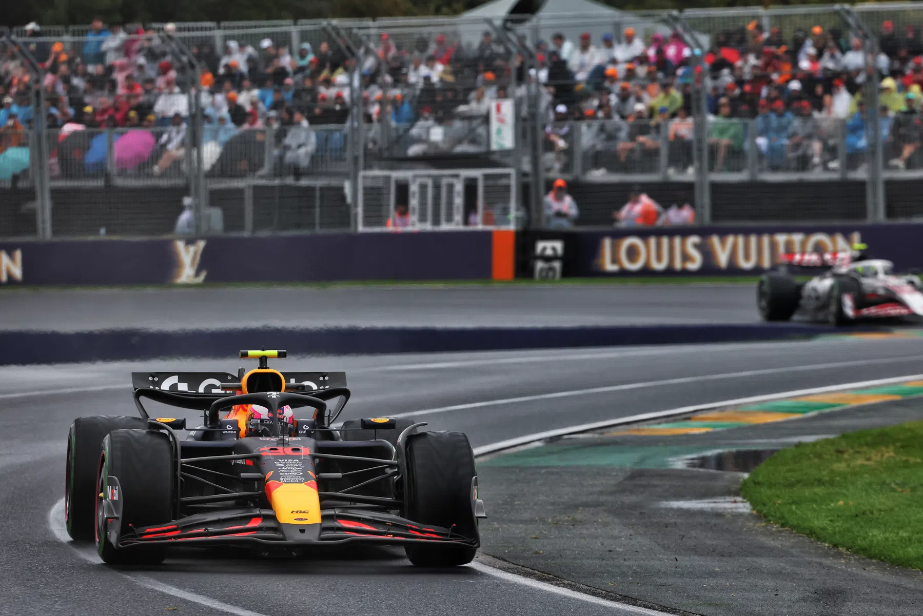 Kersvers teamgenoot van Verstappen, Liam Lawson, crasht en valt uit