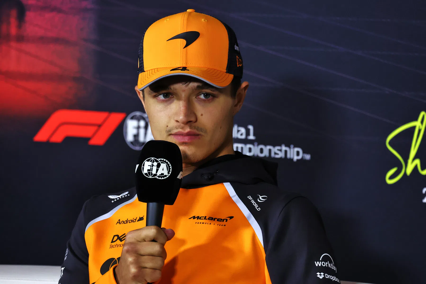 Lando Norris over boardradio Oscar Piastri van McLaren in Australië