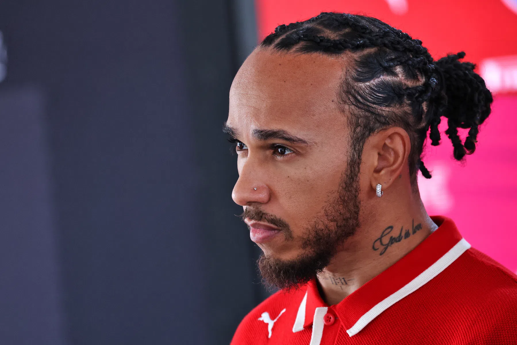 Lewis Hamilton guarda al Gran Premio di Cina con la Ferrari