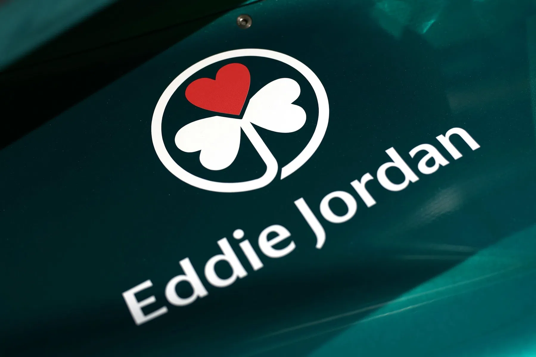 Aston Martin brengt prachtig eerbetoon aan Eddie Jordan