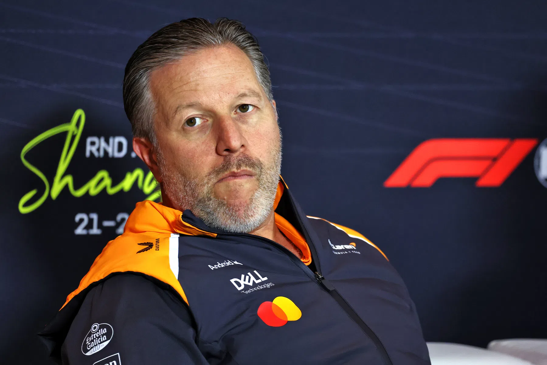 f1 Zak Brown aumenta la presión sobre el "vulnerable" Christian Horner